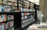Die Buchhandlung Walther König bietet auf 350 Quadratmeter alles, was das Designerherz begeht...